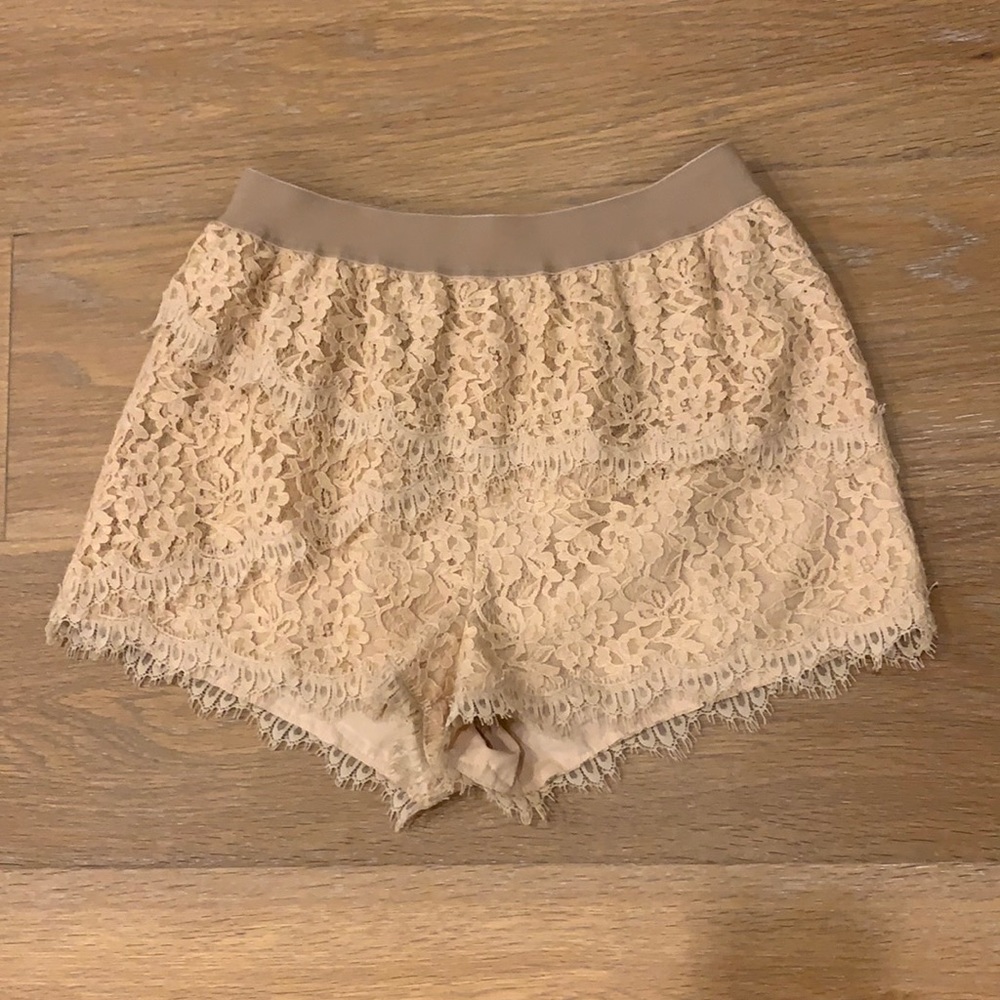 BCBGMAXAZRIA Kieran Floral Lace Scalloped Edge Tiered Shorts